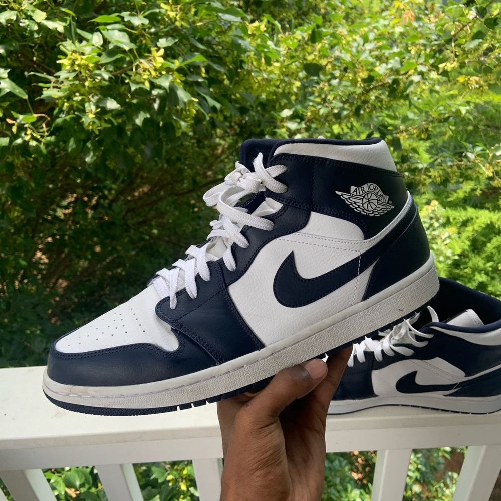 Jordan 1 mid white metallic gold obsidian